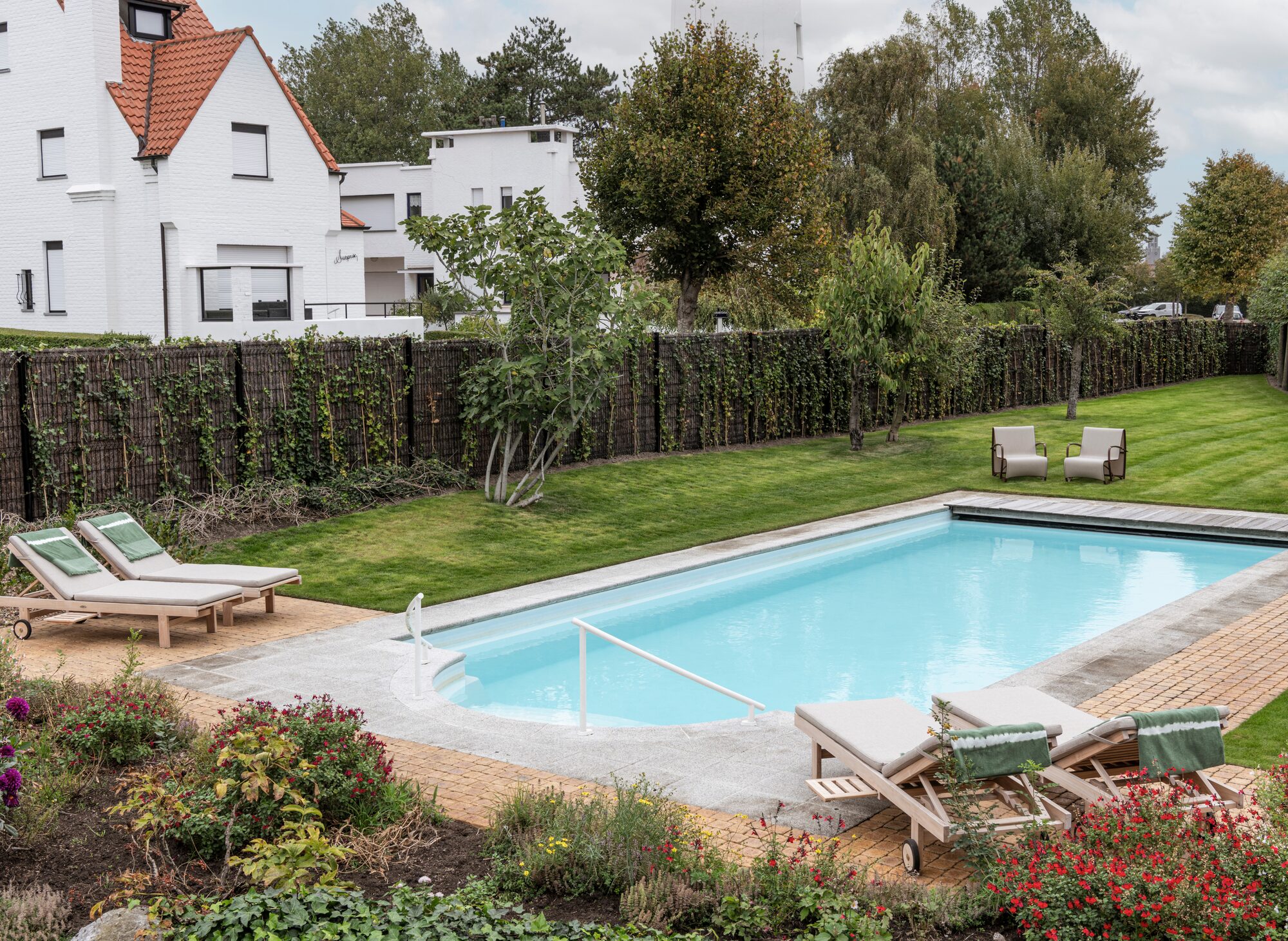 Tuin met zwembad bij DUIN in Knokke